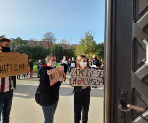 Protest pod kościołem św. Antoniego w Lesznie