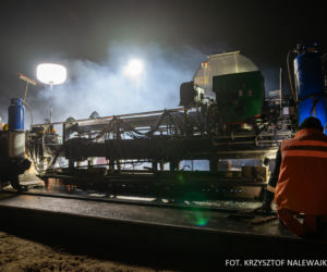Na autostradzie A2 na wschód od Warszawy prace idą pełną parą, zarówno w dzień, jak i po zmroku