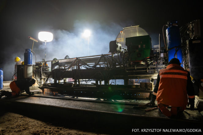 Na autostradzie A2 na wschód od Warszawy prace idą pełną parą, zarówno w dzień, jak i po zmroku