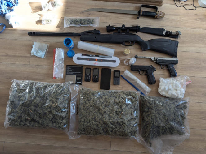 Broń i narkotyki zabezpieczono u dwóch mężczyzn podejrzanych o dilowanie w Tarnowie