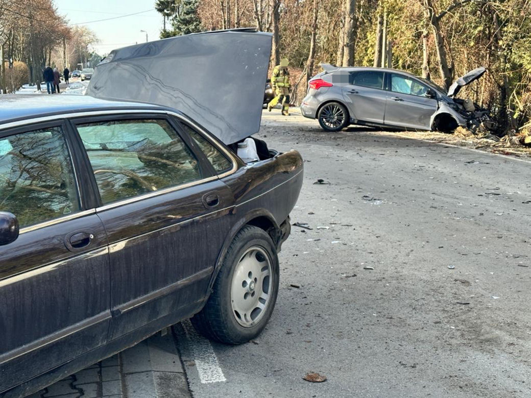 Kierujący sportowym autem roztrzaskał się o eleganckiego jaguara. Sprawca wypadku trafił do szpitala