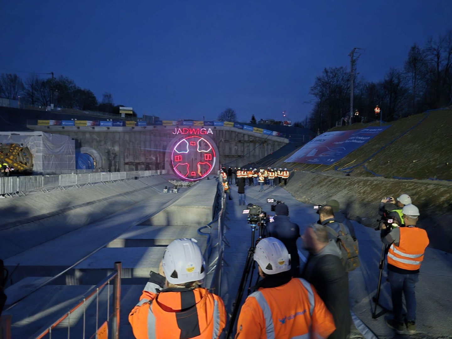 TBM Jadwiga zakończyła drążenie tunelu kolejowego pod Pisarzową