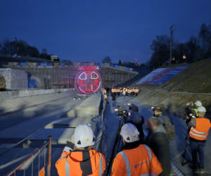 Zakończenie drążenia tunelu pod Pisarzową. TBM Jadwiga i Kinga przebiły górę na wylot