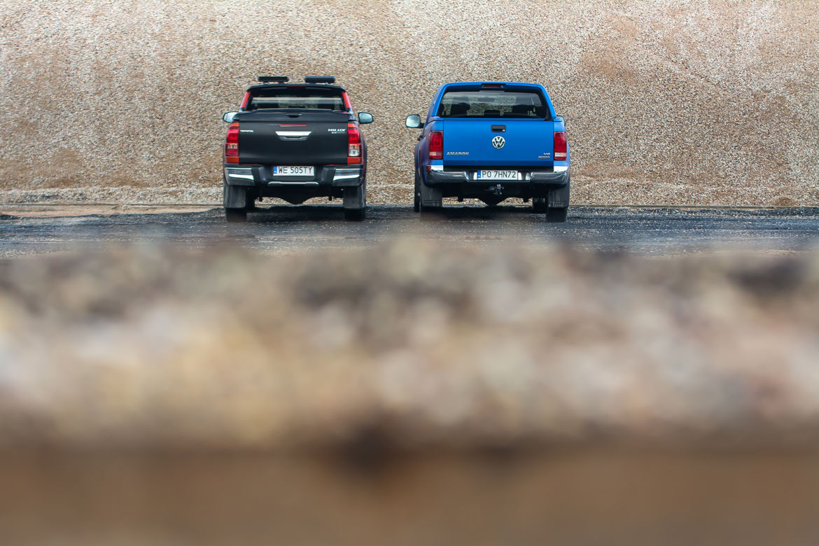 Volkswagen Amarok V6 3.0 TDI 258 KM 4Motion DSG8 Aventura vs. Toyota Hilux 2.4 D-4D 150 KM 4x4 AT6 Selection 50