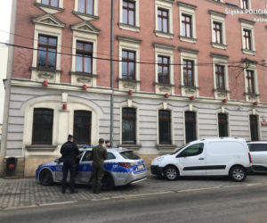 Śląskie: Policjanci i żołnierze kontrolują osoby przebywające na kwarantannie [ZDJĘCIA]