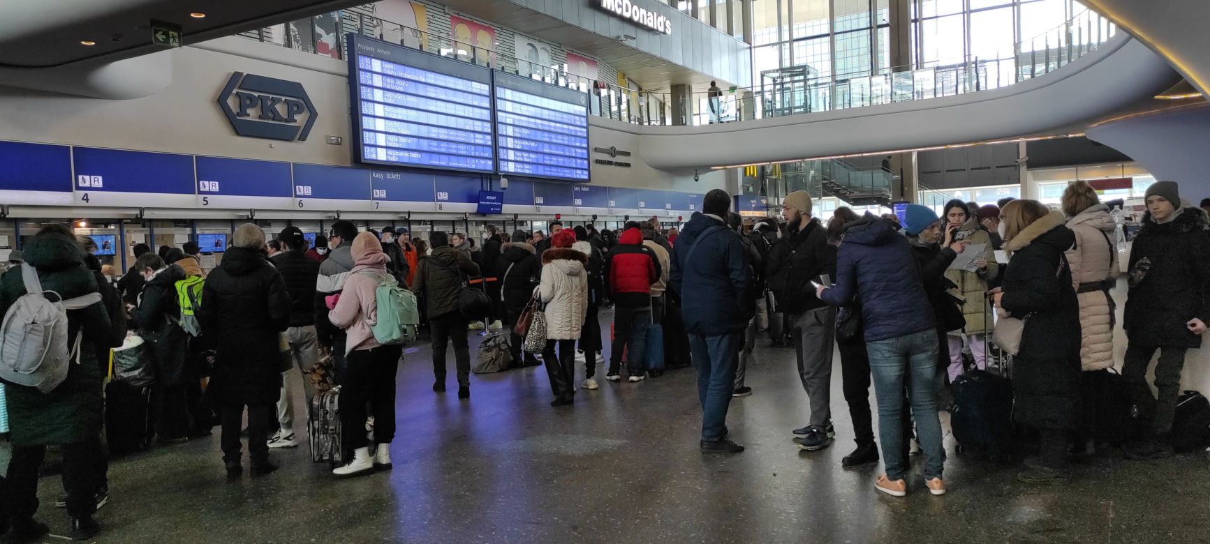Tłumy na Dworcu Centralnym. Zmienił się w noclegownię dla uchodźców