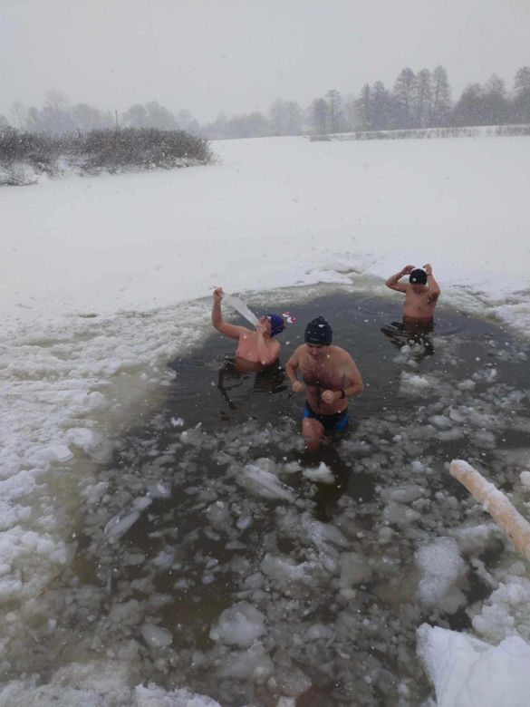 Rozkuli lód i weszli do wody. Tak wyglądało morsownaie w woj. lubelskim!