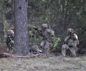 Brytyjscy żołnierze, ćwiczenia na poligonie