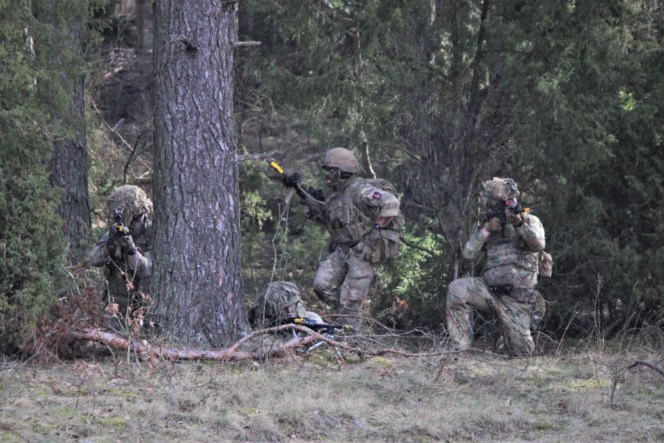 Brytyjscy żołnierze, ćwiczenia na poligonie