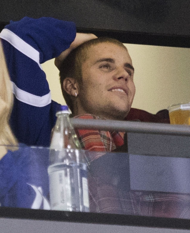Justin Bieber i Hailey Bieber na meczu hokeja