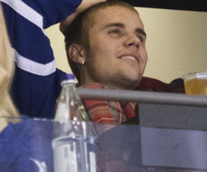 Justin Bieber i Hailey Bieber na meczu hokeja