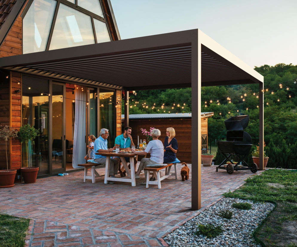 Pergola szyta na miarę – zagospodarowanie przestrzeni bez strat. Jak stworzyć salon w ogrodzie?
