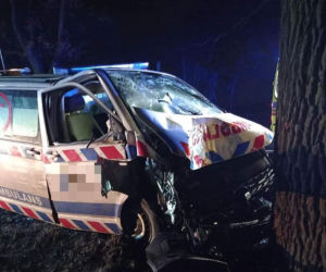 Wypadek w Borównie. Karetka uderzyła w drzewo [ZDJĘCIA]