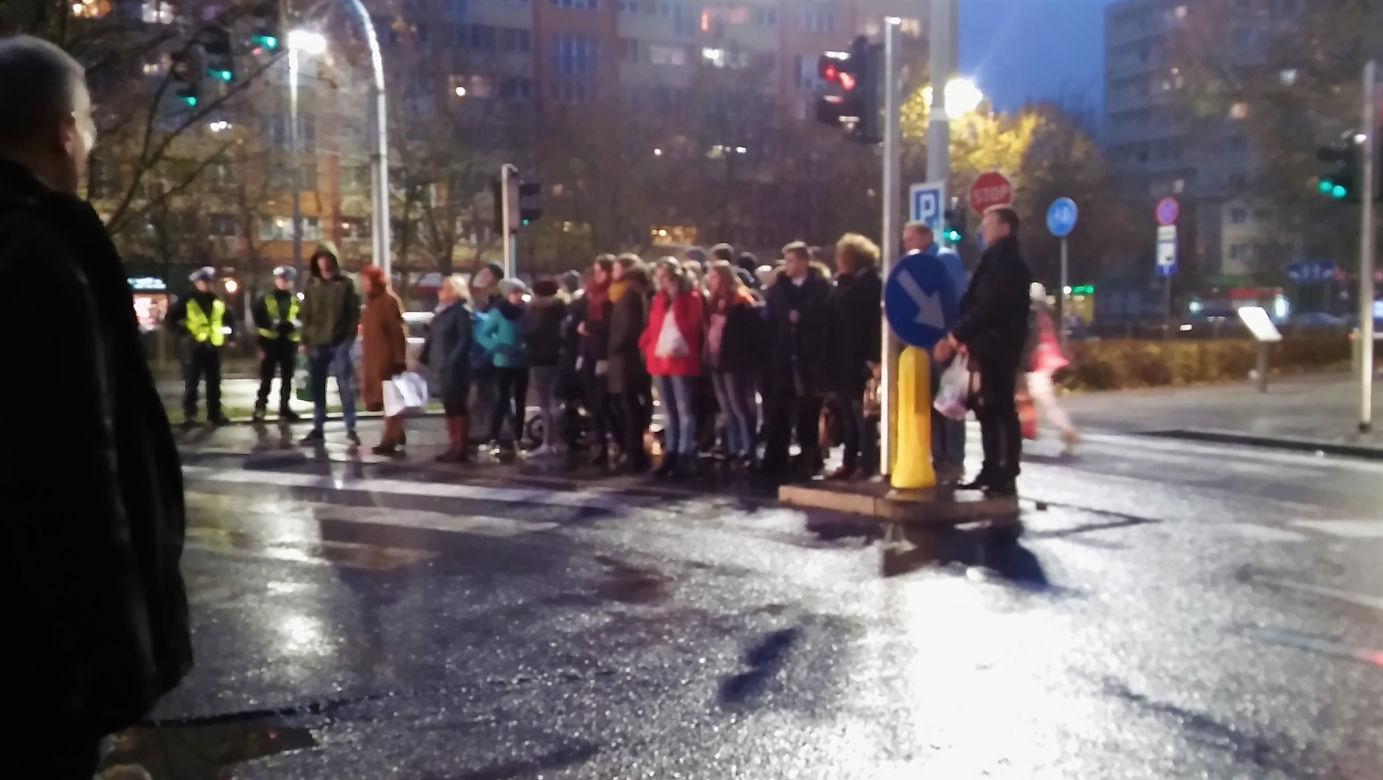 Nowa sygnalizacja na przejściu dla pieszych przy Galaxy
