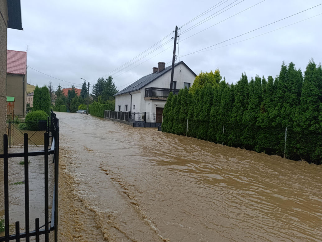 Zagrożenie powodziowe. Głuchołazy. Woda przelała się przez wały. Zalewa miasto