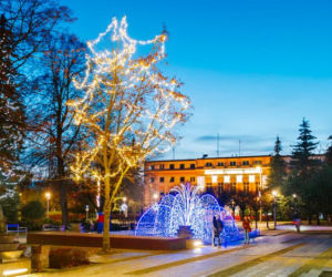 Bełchatów: Miasto rozbłysło tysiącem światełek! Bożonarodzeniowe iluminacje robią wrażenie 