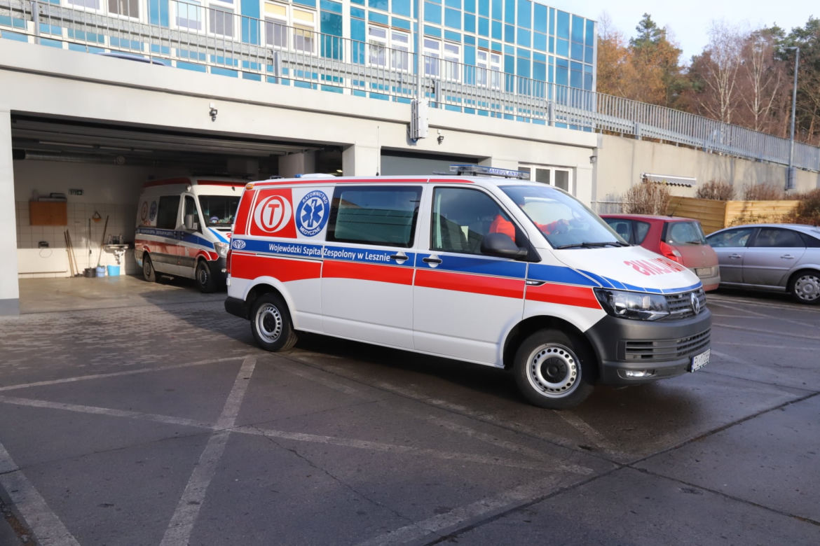 Szpital w Lesznie ma nową karetkę transportową. Zastąpi inną, wysłużoną