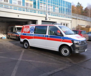 Szpital w Lesznie ma nową karetkę transportową. Zastąpi inną, wysłużoną