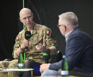 Warszawskie Targi Obronne. Scena Biała. Fire chat: Gen. Chmielewski o pasji do cyberbezpieczeństwa i i ekstremalnego biegania