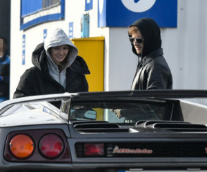 Maciej Musiał najpierw pieści auto, potem dziewczynę