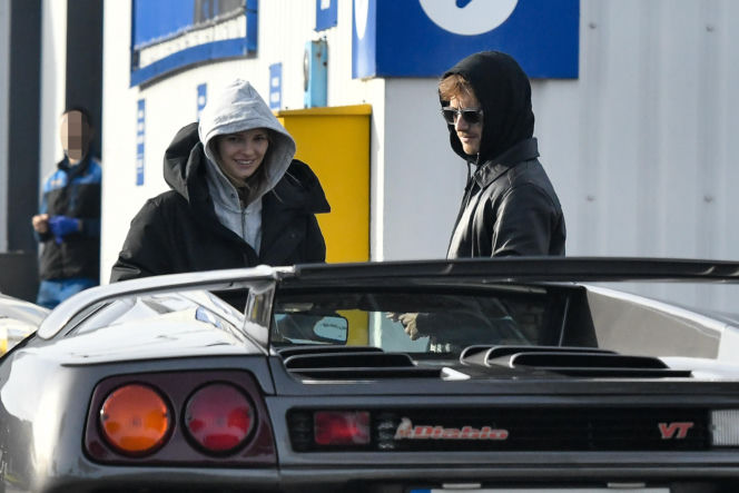 Maciej Musiał najpierw pieści auto, potem dziewczynę