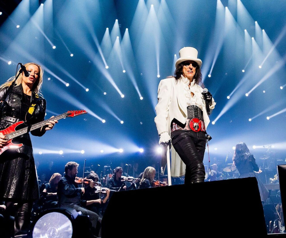 Gitarzystka Nita Strauss i wokalista Alice Cooper na scenie. O powrocie artystki do grania przeczytasz na EskaRock.