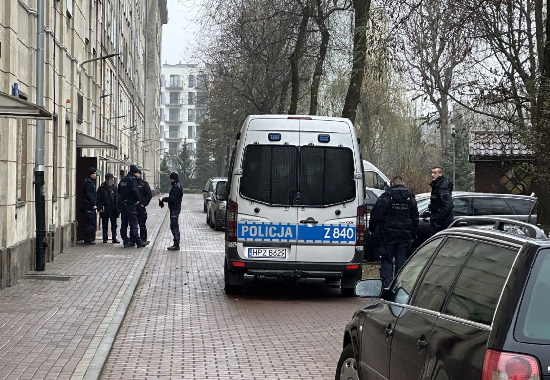 Ewakuacja w kamienicy na Pradze-Północ. Pod posadzką były pociski artyleryjskie!