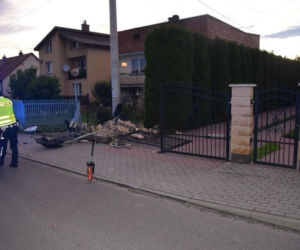 Pod Tarnowem PIJANY kierowca busa staranował ogrodzenia dwóch domów! Chciał uciec rowerem