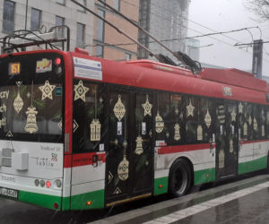 Wyjątkowy trolejbus wyjechał na ulice Lublina. W środku są świąteczne ozdoby z włóczki [GALERIA, WIDEO]