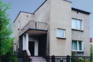 Dom typu kostka z lat 50. został przebudowany