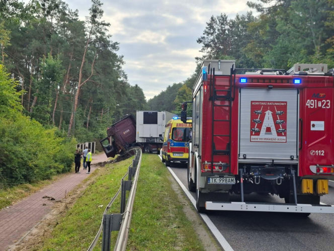 Śmiertelny wypadek w Stykowie na DK 42. Na miejscu zginął 23 letni mężczyzna