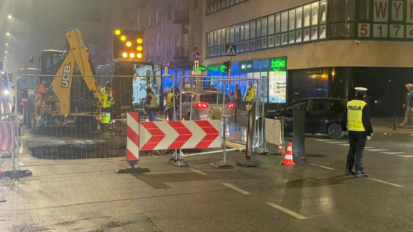 Gigantyczne utrudnienia na Pradze! Woda podmyła jezdnię na Grochowskiej. Policjanci kierują ruchem	