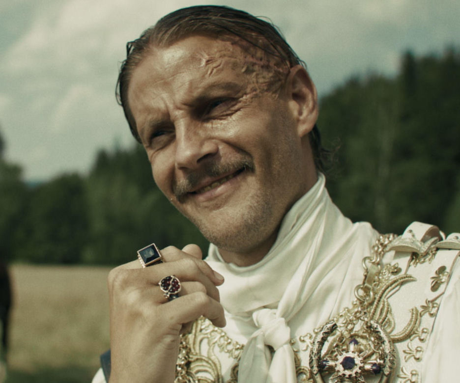 W filmie Macieja Kawulskiego wciela się w głównego antagonistę.