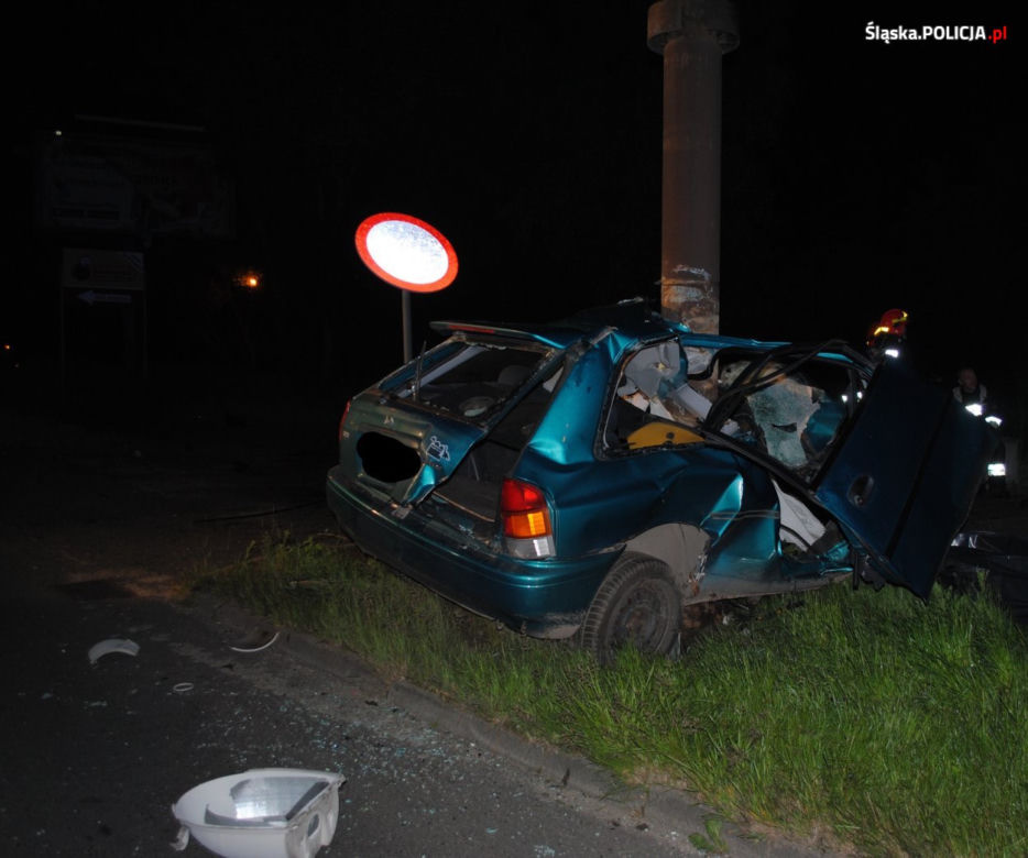 Będzin. Mazda rozbita na słupie