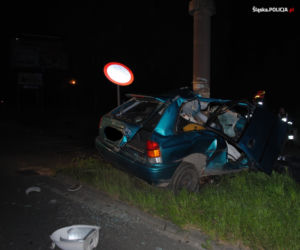 Będzin. Mazda rozbita na słupie