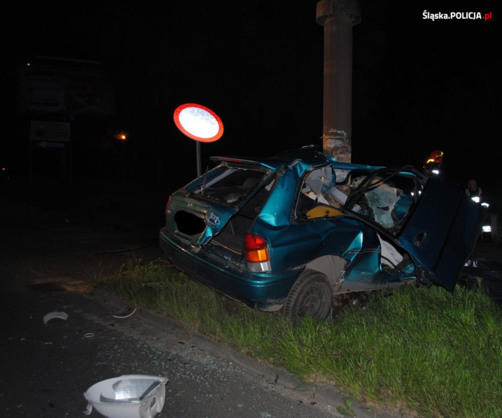 Będzin. Mazda rozbita na słupie