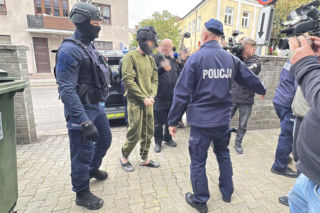 To on dokonał ataku w szkole w Ostrołęce. W milczeniu szedł z podniesioną głową