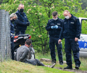 Pijany motocyklista uciekł przez las. Złapała go policja
