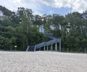 Zejście na plażę przy nowym Gołębiewskim w Pobierowie