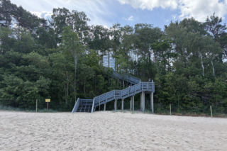 Zejście na plażę przy nowym Gołębiewskim w Pobierowie
