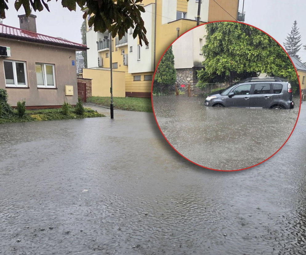 Zalana ulica między budynkami w Rzeszowie. Na miniaturze obok samochód w głębokiej wodzie. O skutkach ulew przeczytasz na SE.
