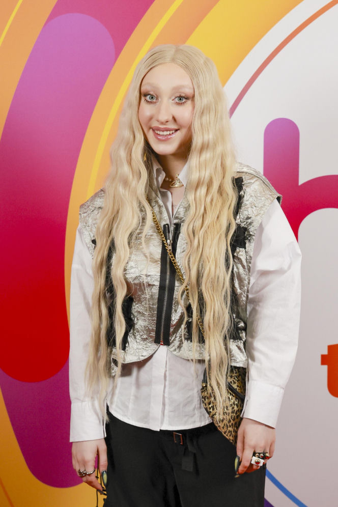 Metropolita przeprasza za zgorszenie w kościele na Mazowszu. Gwiazda Eurowizji prężyła gołe pośladki przed ołtarzem