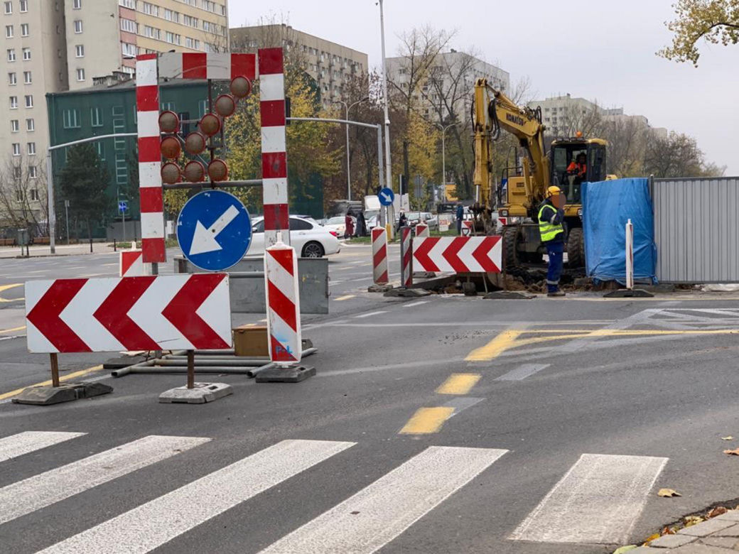 Poważna awaria na Mokotowie. Woda podmyła asfalt, wielkie utrudnienia