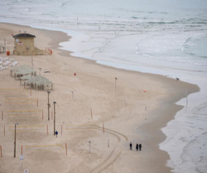 Grupa mężczyzn protestuje w Teheranie przeciwko amerykańsko-izraelskiej inwazji na Iran