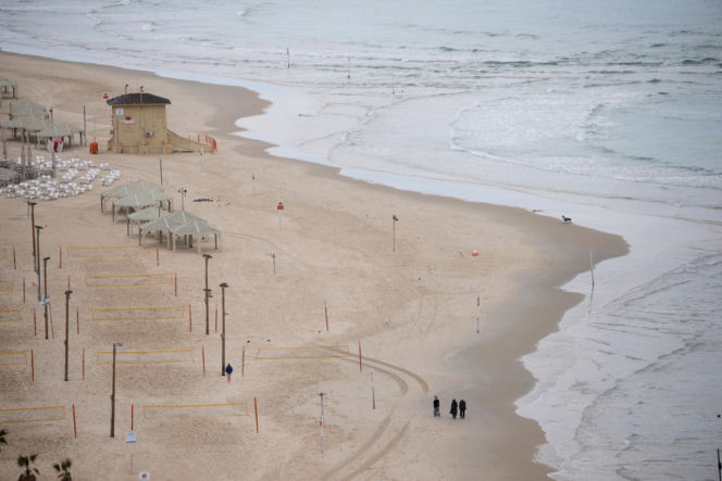 Grupa mężczyzn protestuje w Teheranie przeciwko amerykańsko-izraelskiej inwazji na Iran