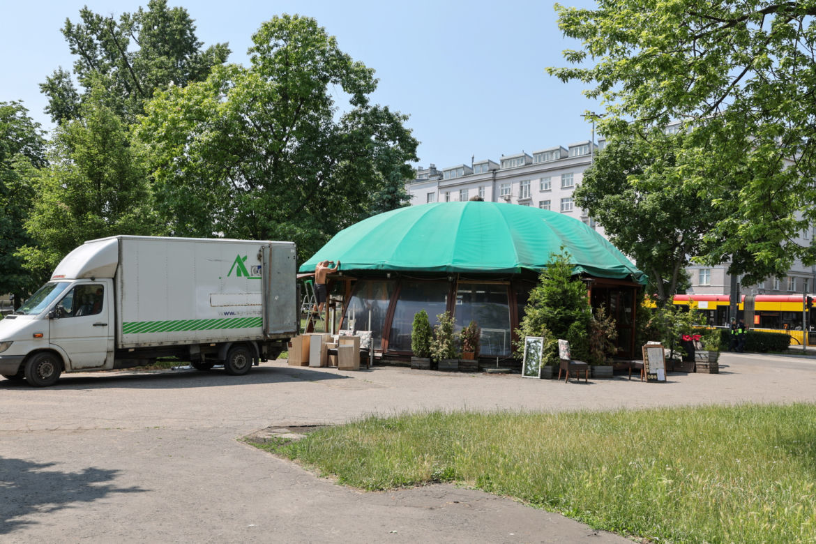 Kultowa pizzeria znika z pl. Narutowicza. Słynny "grzyb" poszedł do rozbiórki
