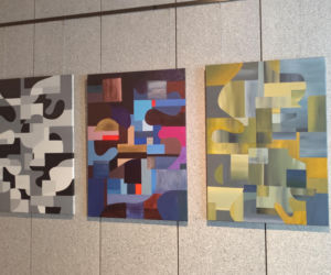 W Sądzie Apelacyjnym w Krakowie powiesili obrazy. Niektórzy robią dziwne miny