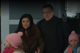 M jak miłość odc. 1931. Kinga (Katarzyna Cichopek), Piotrek (Marcin Mroczek), bliźniaczki Zuzia i Emilka (Antonina i Michalina Bonecka)