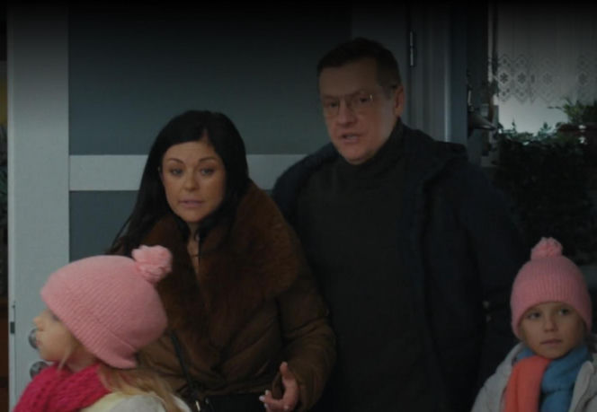 M jak miłość odc. 1931. Kinga (Katarzyna Cichopek), Piotrek (Marcin Mroczek), bliźniaczki Zuzia i Emilka (Antonina i Michalina Bonecka)