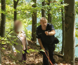 Turystka zawisła nad urwiskiem Jeziora Solińskiego